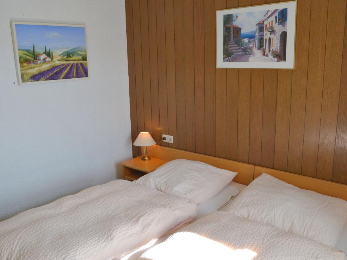 Classy Holiday Home In Uerzig Near Forest Room photo